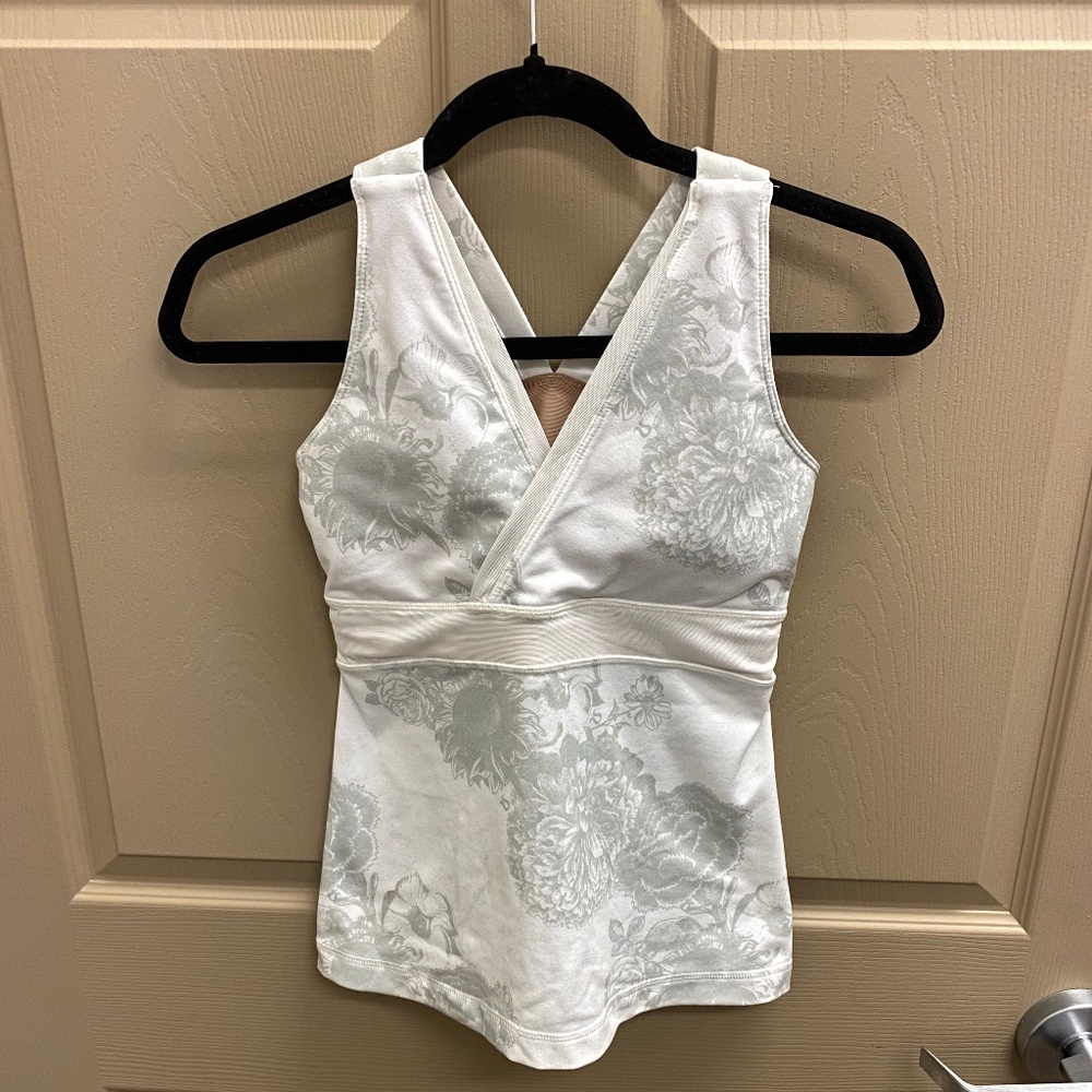 Vintage lululemon tank top, size 4, White floral pattern, EUC